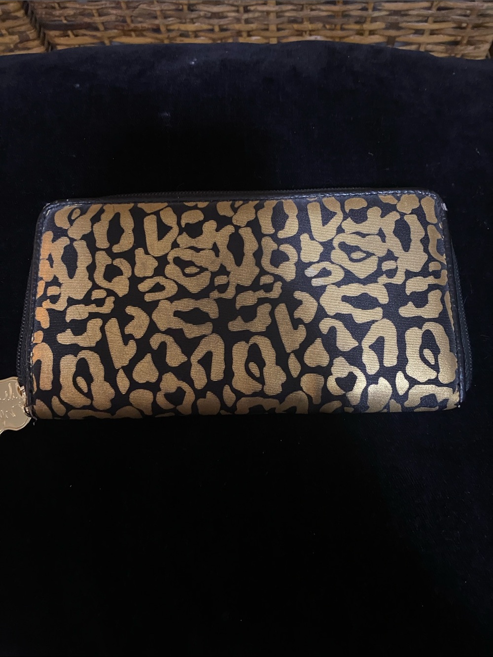 GUC Luv Betsy by Betsy Johnson gold Metalic Cheetah Print zip around Wallet - Picture 5 of 11